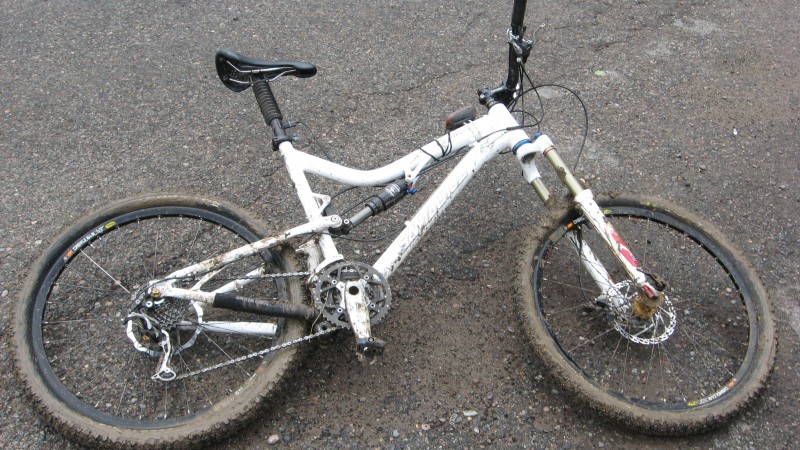 Telegraph Trail System : Bon, ben comment on fait pour rentrer les vélos dans la voiture de loc toute propre ?
Merci au gentils VTTistes à coté desquels on s'était garés et qui nous prêté le jet d'eau de leur maison !