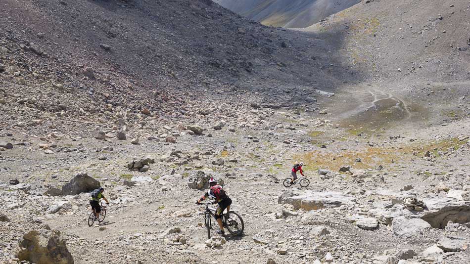 #18 triplette en action : au dessus de la dépression vers 2800 m triplette en action : au dessus de la dépression vers 2800 m