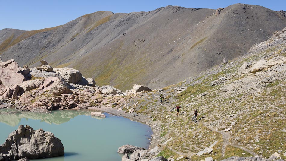 #9 Lac des Neufs Couleurs : petite pause avant la montée finale Lac des Neufs Couleurs : petite pause avant la montée finale