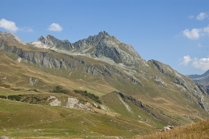 Tête N des Fours : Depuis la route du Cormet de Roselend, vue sur le vallon suspendu sous l'aiguille de Mya où passe le sentier.