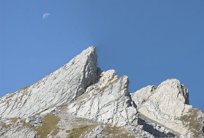 Tête N des Fours : Aiguilles calcaires dominant le col de Mya