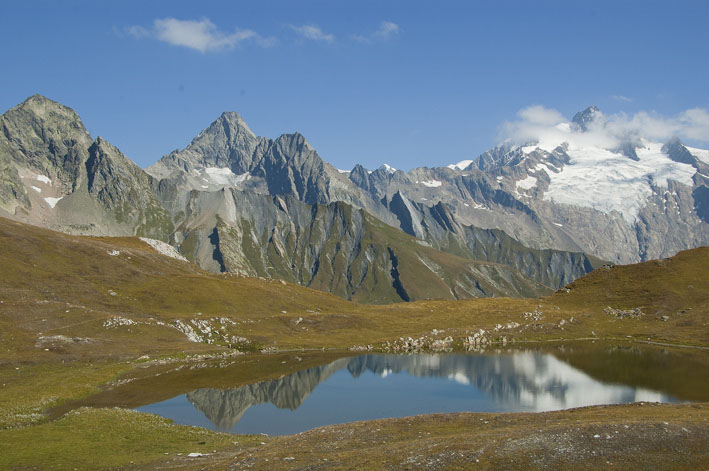 Tête N des Fours : Lac de Mya avec l'aiguille des Glaciers au fond.