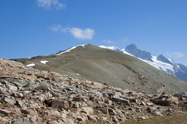 Tête N des Fours : Retour au col, avec la vue sur le sommet de la tête N des Fours