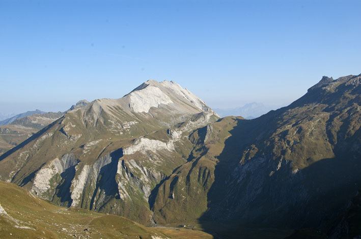 Tête N des Fours : de la crête des Gittes, vue sur le col du Bonhomme