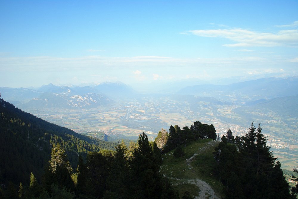 Vue à l'Est : Les Bauges, la vallée de l'Isère et Belledonne nord