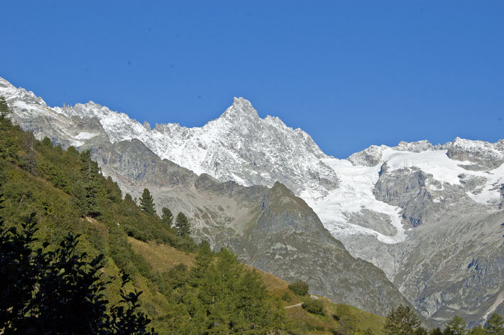 Val ferret : En montant au dessus de Ferret, vue sur la massif du Mt Blanc, région du Tour NOir, Aiguille de l'A Neuve