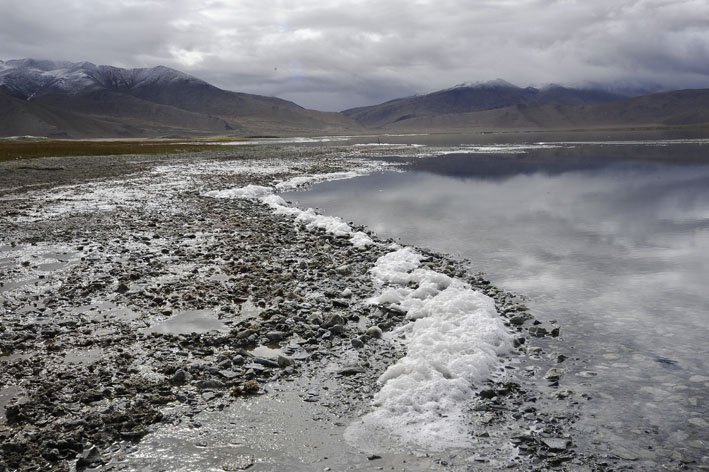 Rupshu : 4ème étape : Concrétions salines au bord du lac Tso Kar