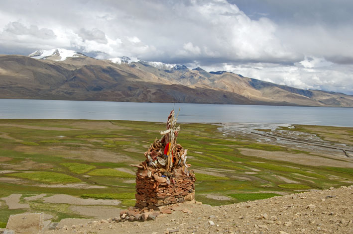 #76 Rupshu : 7ème étape : Le lhato (l Rupshu : 7ème étape : Le lhato (l'autel des dieux), posé face au lac sur les hauteurs de Korzok.