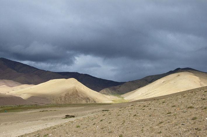 Rupshu : 1ère étape :Ciel d'orage sur la montée du Kyamri La