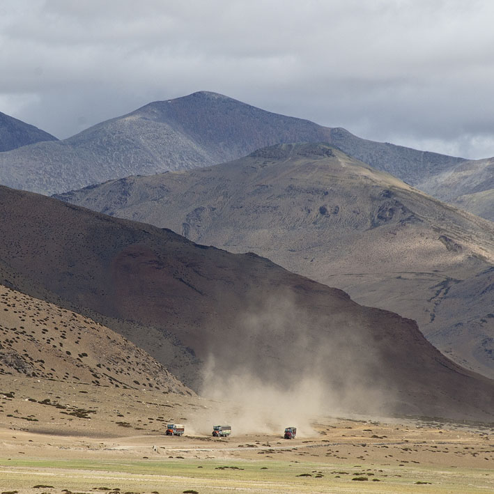 Rupshu : 4ème étape : Descente du Kongka Seru, camions au loin sur la route Manali Leh.