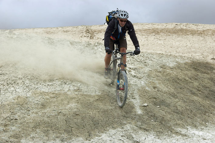 Rupshu : Dominique dans les dunes salées du lac Tso kar