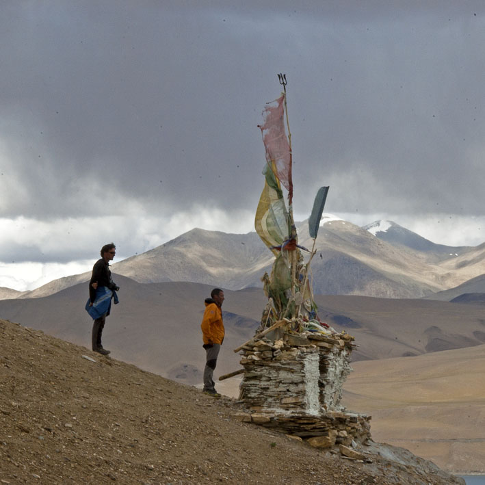 Rupshu : 7ème étape : Au dessus du village de Korzok avec l'orage qui approche