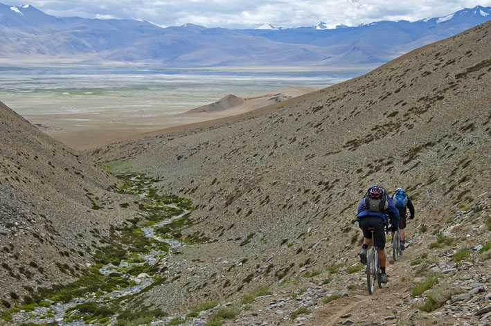 Rupshu : Descente du Shingbuk La sur le lac Tso Kar