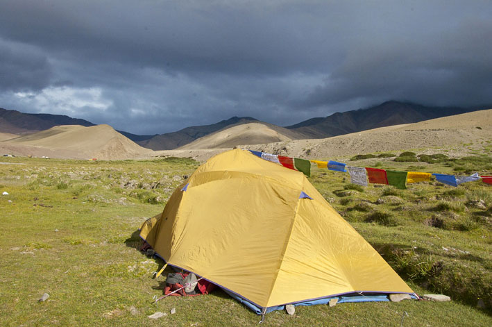 Rupshu : Camp de Sumdo sous l'habituel ciel d'orage du soir.