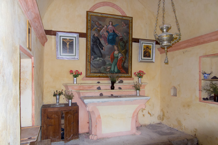 #13 L L'intérieur de la chapelle : beau tableau dans un endroit si paumé !