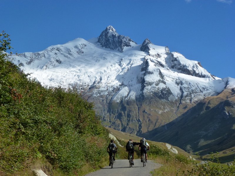 #10 Aig. des Glaciers : Montée sur route à la Ville des Glaciers Aig. des Glaciers : Montée sur route à la Ville des Glaciers
