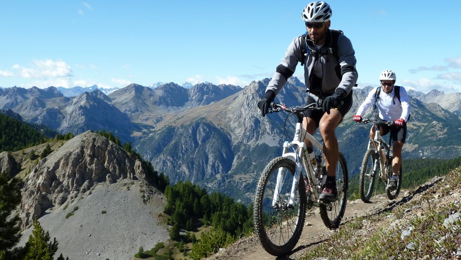 Remontée des Chambrettes : Toujours avec cette vue claire et dégagée