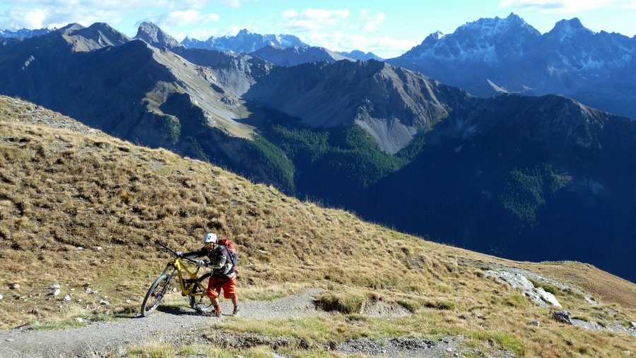 Arrivée au Col des Estronques : Poussage final pour ce jour avant de se gaver dans la descente où nous avons un peu filmé mais pas photographié tellement c'était bon!