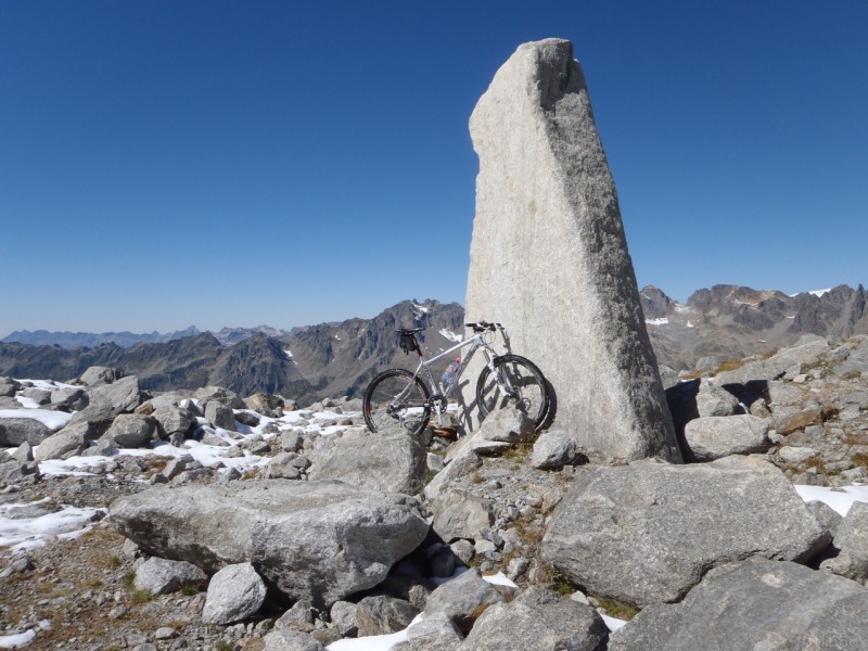 Menhir de granite : En arrière plan les Aiguilles Rouges.