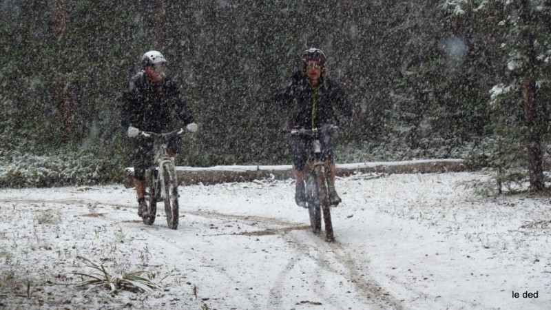 Gilles et Chriss : La neige, soit, mais il nous en faut plus pour renoncer. Surtout que je leur ai vendu la descente de Doctor Park!