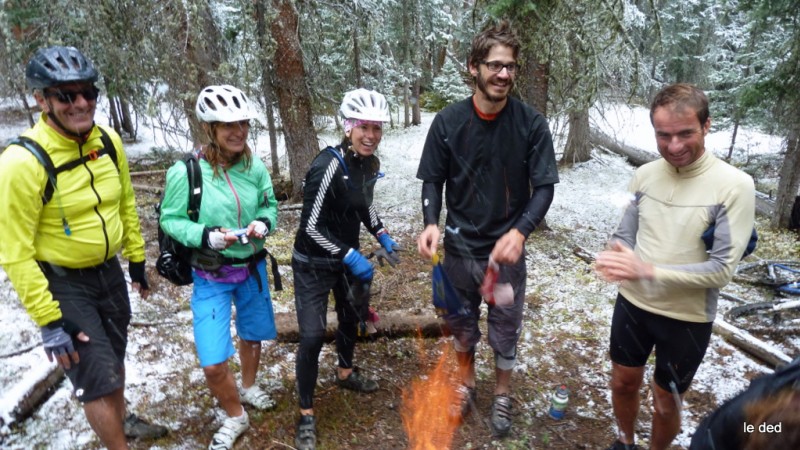 #3 Feu de bois Québécois : Nos nouveaux amis Québécois nous attendaient avec le feu qui va bien nous réchauffer :) Feu de bois Québécois : Nos nouveaux amis Québécois nous attendaient avec le feu qui va bien nous réchauffer :)
