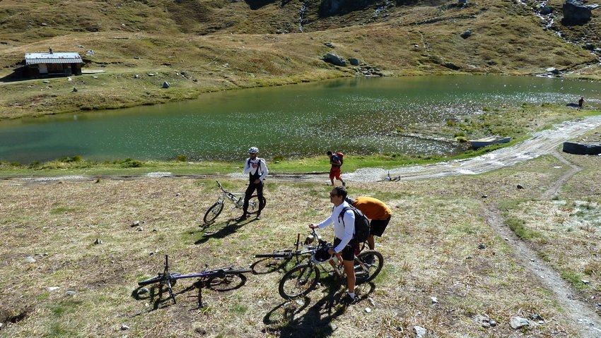 Lac de la Blanche : Le vent s'est levé mais on profite pour un petit arrêt et admirer le cirque autour