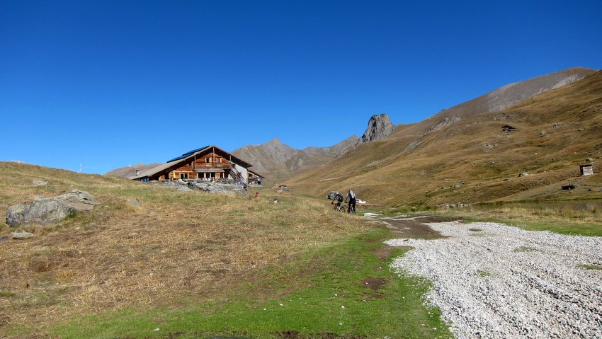 #5 Refuge de la Blanche : Chouette emplacement avec son petit lac associé Refuge de la Blanche : Chouette emplacement avec son petit lac associé