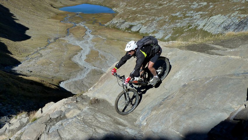 #21 La dalle pour photo VTT : Un plan serré après avoir coupé la tête de Nico sur la prise précédente La dalle pour photo VTT : Un plan serré après avoir coupé la tête de Nico sur la prise précédente