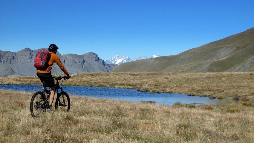 #7 Petit lac sous La Buriau : Pas mal cette traversée côté vue Pelvoux, sans nom et Ailefroide Petit lac sous La Buriau : Pas mal cette traversée côté vue Pelvoux, sans nom et Ailefroide