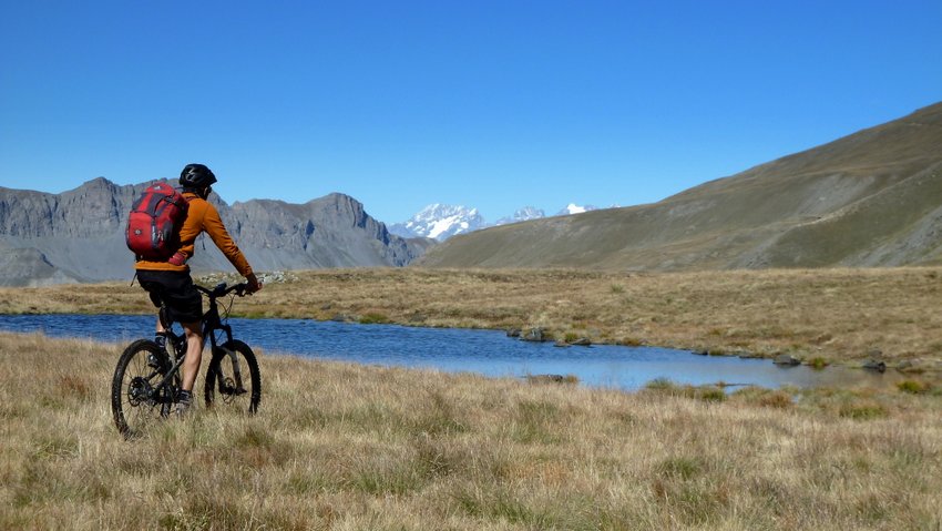 Petit lac sous La Buriau : Pas mal cette traversée côté vue Pelvoux, sans nom et Ailefroide