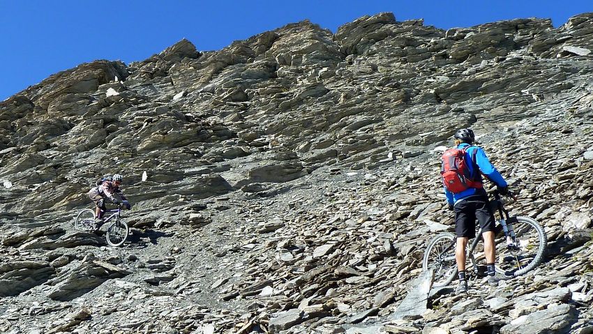 Départ technique : Zhou dans la descente et il faut être dedans dès les premiers mètres