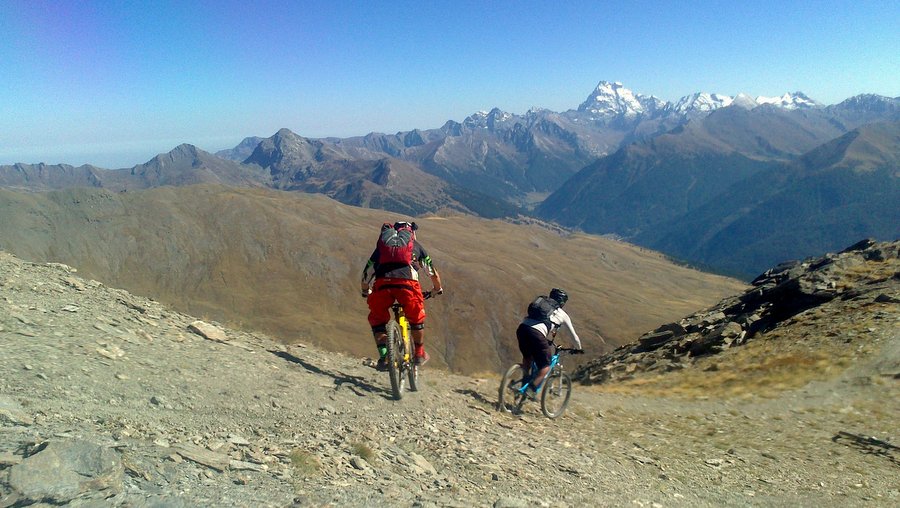 #10 Fête des Commencal : Le jaune comme le bleu se régalent avec leur cavalier respectif ;-) Fête des Commencal : Le jaune comme le bleu se régalent avec leur cavalier respectif ;-)