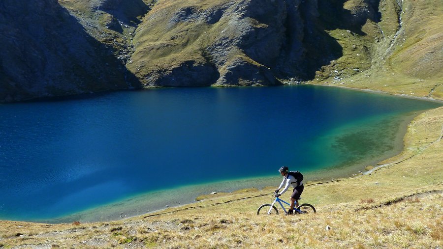 #14 L L'eau turquoise : Belle couleur du lac vue de cette crête