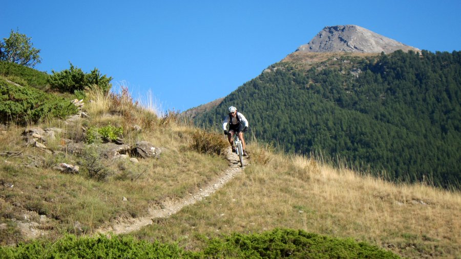 Une section lisse vers le bas : Dans la partie cassante, on se régale tellement que pas d'image. La traversée de la piste à Les Eygliers permet la capture de Loïc dans cette descente très réjouissante