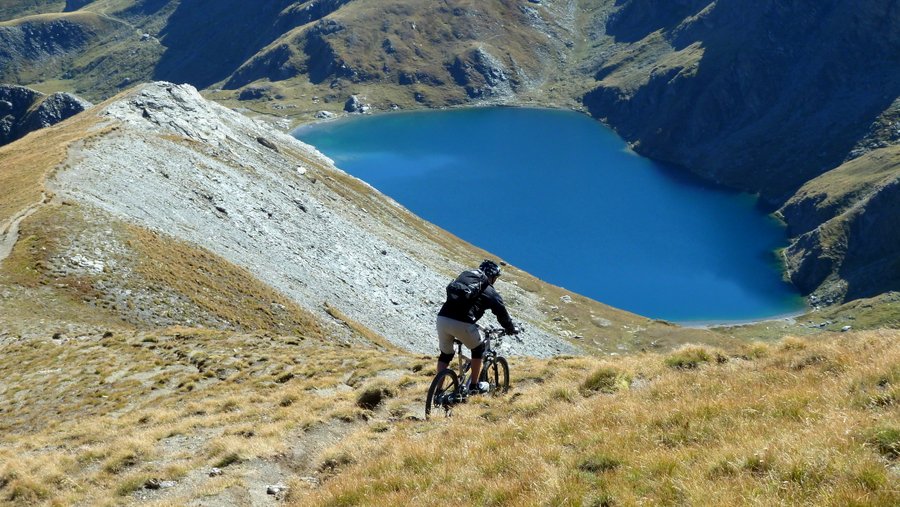 Crête sud du Malrif : Plongée Sud dans le lac du Grand Laus! Un grand moment du raid aussi!