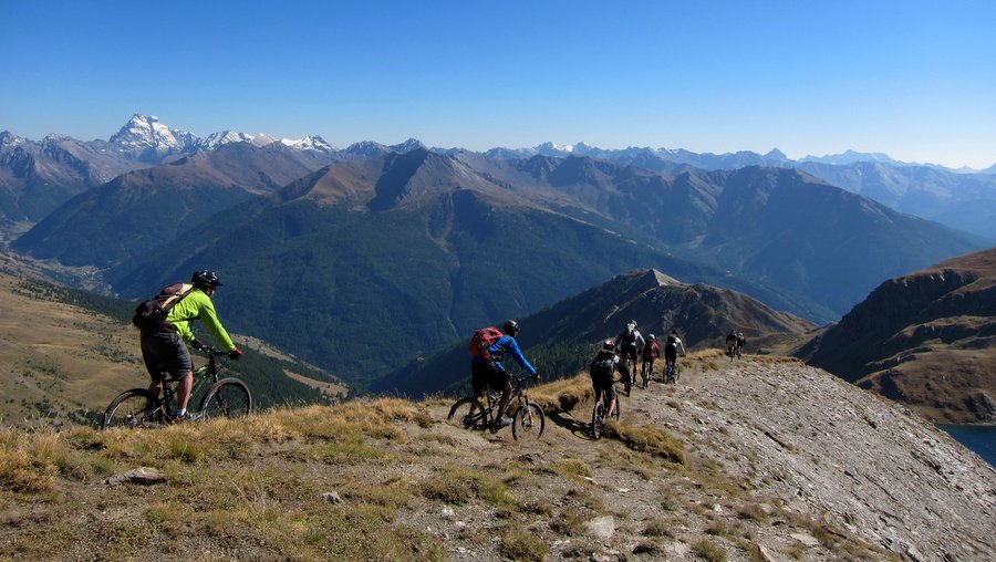 Orgie sur la crête du Malrif : Impressionnante colonne de riders si haut en montagne :-D