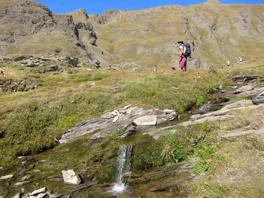 #3 La bergère en surveillance : Inquiète de voir tant de cyclistes, elle explique à ses patous que c La bergère en surveillance : Inquiète de voir tant de cyclistes, elle explique à ses patous que c'est trop nerveux à bouffer comme bestiole ces mecs plein de muscles et drogues ;-)