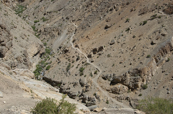 #53 Spiti : 13ème étape : En montant à Kibber, vue sur le sentier emprunté précédemment. Spiti : 13ème étape : En montant à Kibber, vue sur le sentier emprunté précédemment.