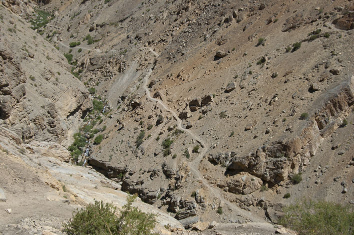 Spiti : 13ème étape : En montant à Kibber, vue sur le sentier emprunté précédemment.