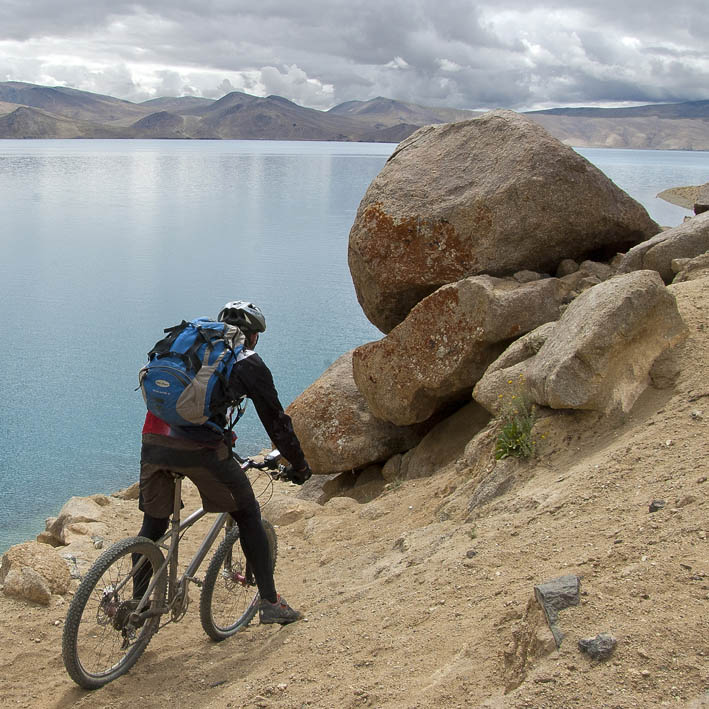 Tso Moriri : 8ème étape : Dominique faisant face aux boules de granite bordant le lac