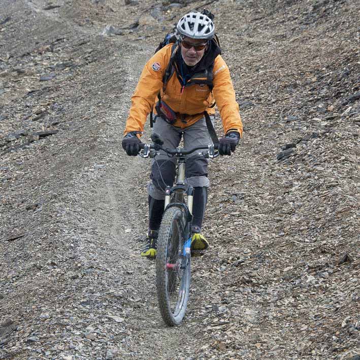 Parang La : 12ème étape : Dominique dans les premiers mètres de la descente.