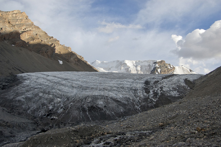 Parang La : 11ème étape : Camp de base du Parang La, le glacier et les sommets de plus de 6000 m qui le dominent.