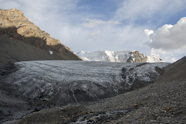 #32 Parang La : 11ème étape : Camp de base du Parang La, le glacier et les sommets de plus de 6000 m qui le dominent. Parang La : 11ème étape : Camp de base du Parang La, le glacier et les sommets de plus de 6000 m qui le dominent.
