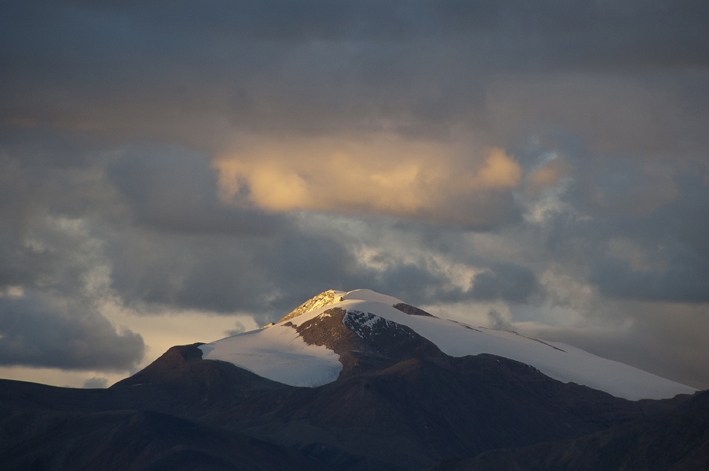 Tso Moriri : 8ème étape : Coucher de soleil sur le massif du Lunser Kangri.