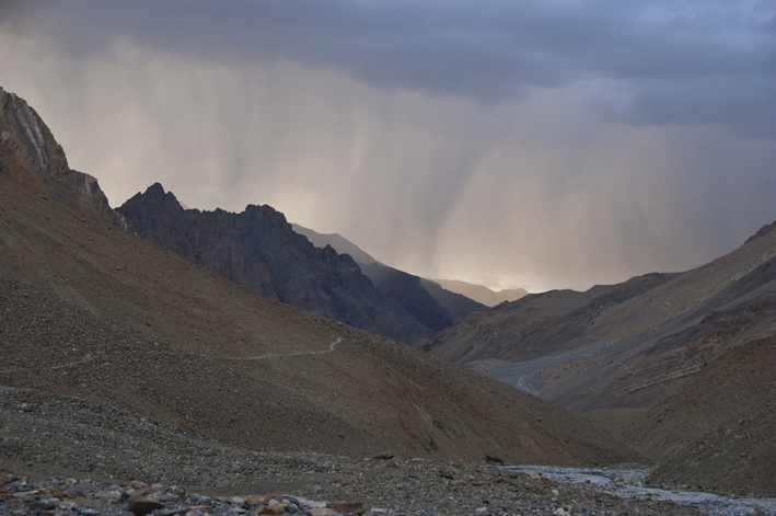 #34 Parang La : 11ème étape : Camp de base du Parang La. L Parang La : 11ème étape : Camp de base du Parang La. L'orage du soir sur la basse vallée de la Parang Chu.