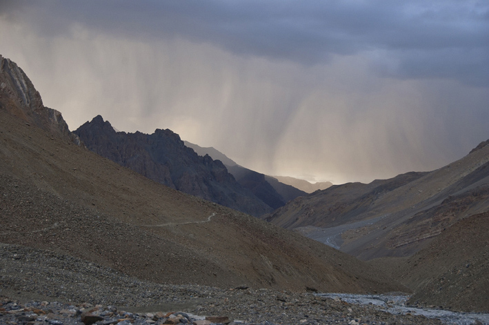 Parang La : 11ème étape : Camp de base du Parang La. L'orage du soir sur la basse vallée de la Parang Chu.