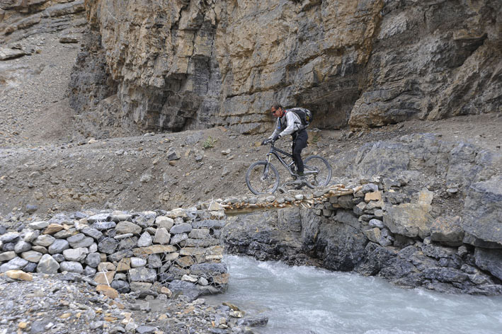 Parang La : 12ème étape : Descente du Parang La. le pont sur la Sumpa Lungta après une heure de gorges difficiles et avant la remontée finale de la journée. Les 2 mètres cyclables en 2 heures !!