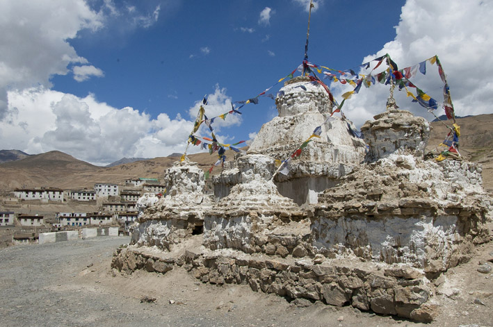 #54 Spiti : 13ème étape : Les chortens à la sortie de Kibber. Spiti : 13ème étape : Les chortens à la sortie de Kibber.