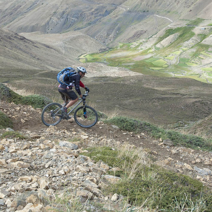 #48 spiti : 13ème étape : Dominique dans la descente en vue du village de Dumla spiti : 13ème étape : Dominique dans la descente en vue du village de Dumla