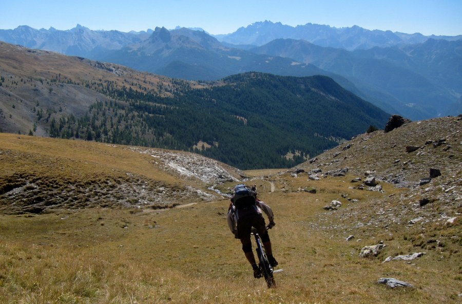 Première desc du jour! : On se jette avec envie dans ce col de Péas